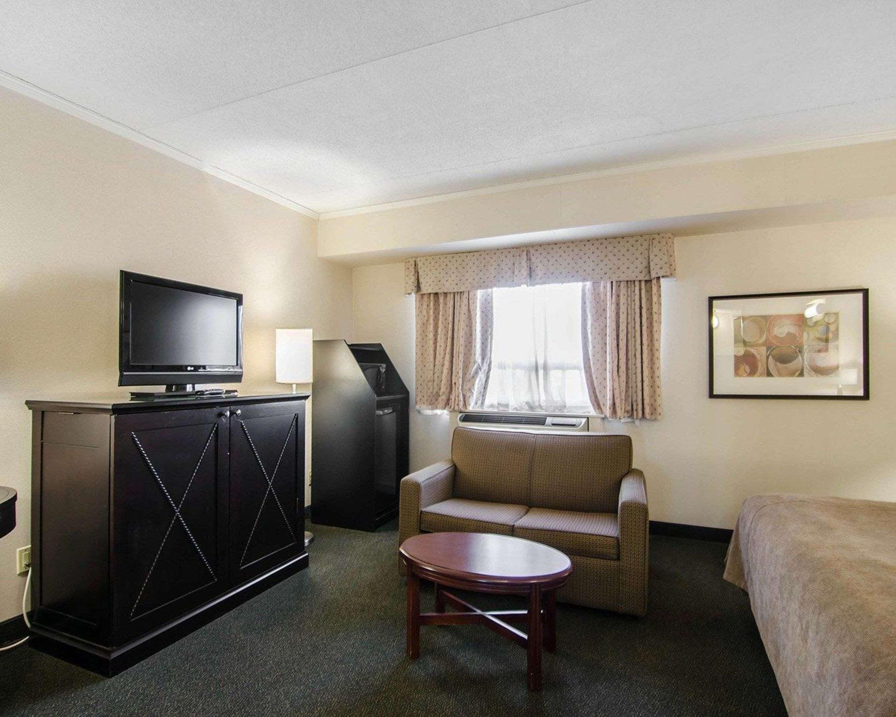 Courtyard By Marriott Regina Downtown Hotel Exterior photo