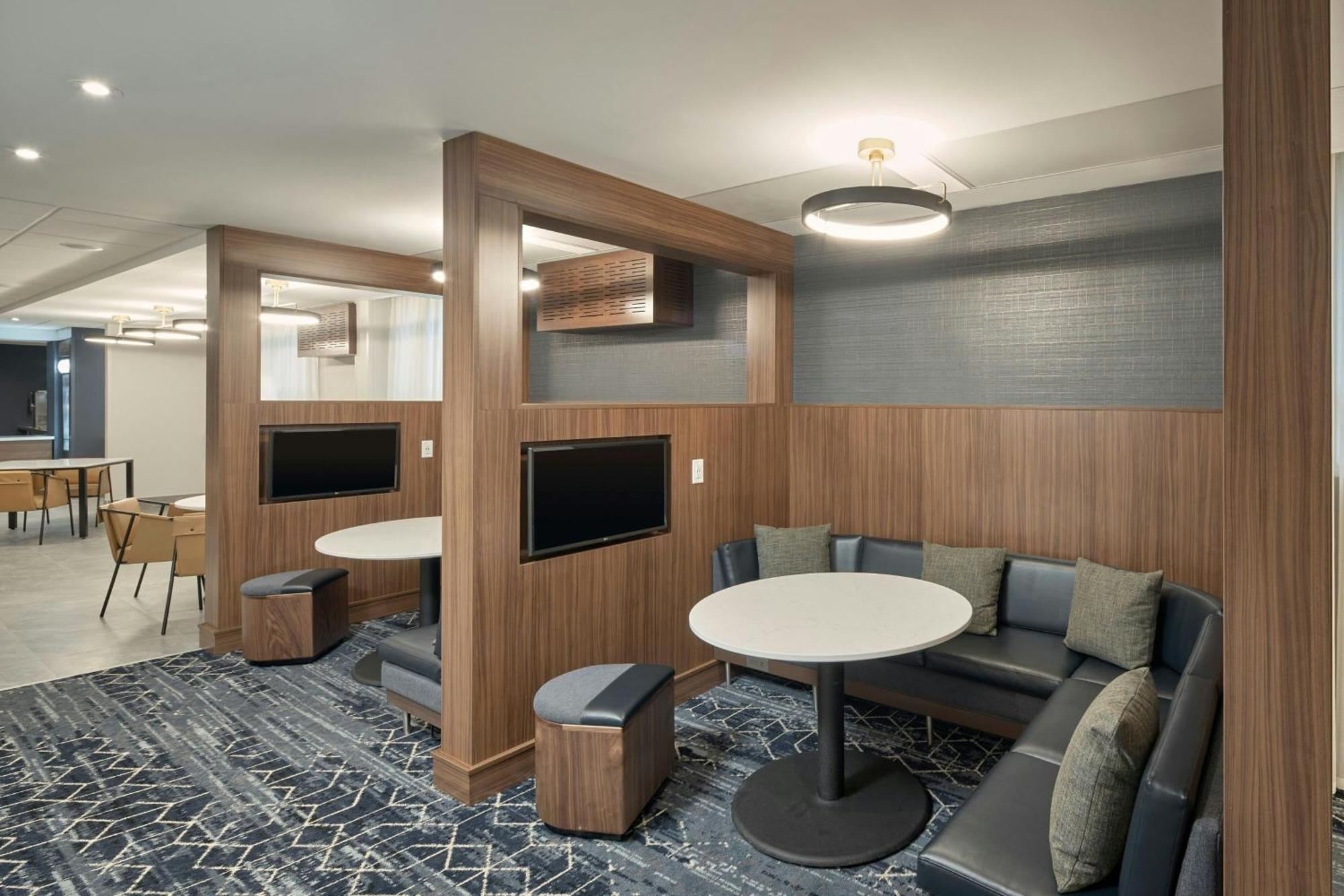 Courtyard By Marriott Regina Downtown Hotel Exterior photo