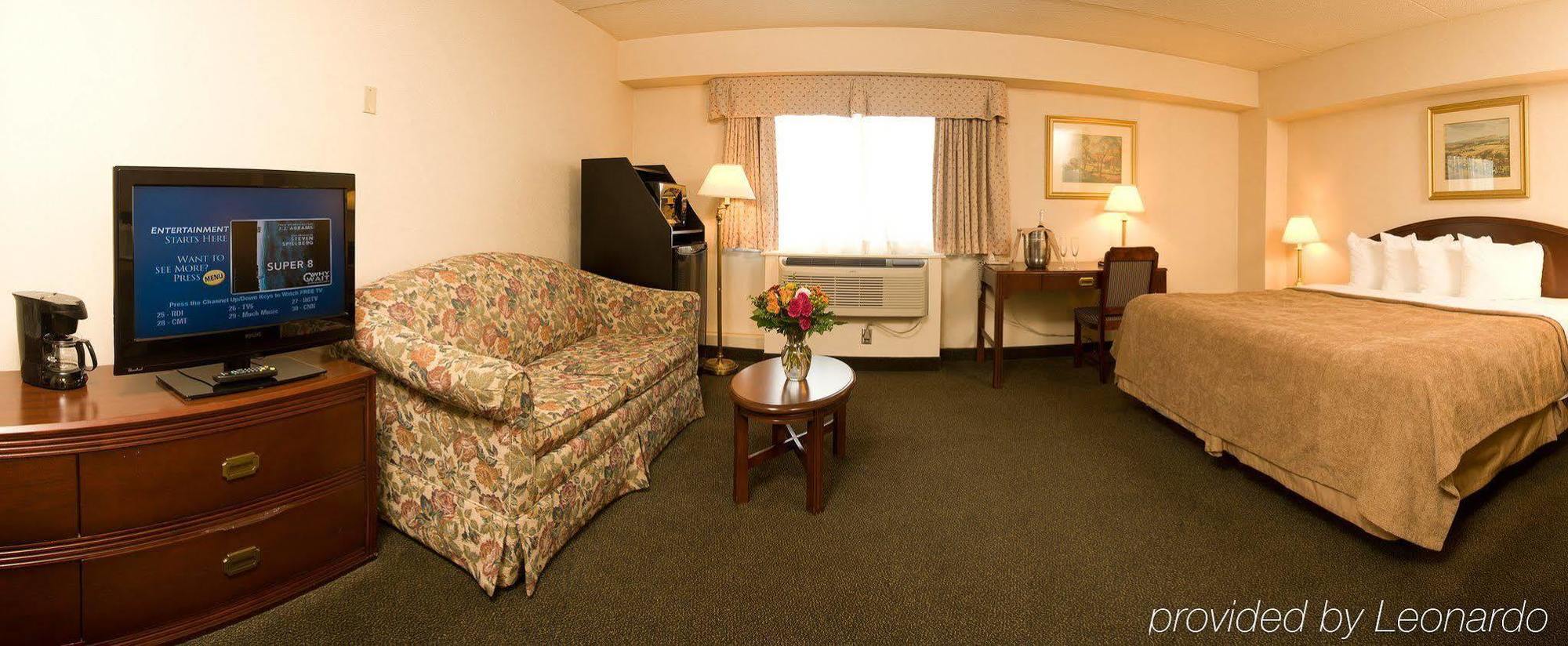 Courtyard By Marriott Regina Downtown Hotel Room photo