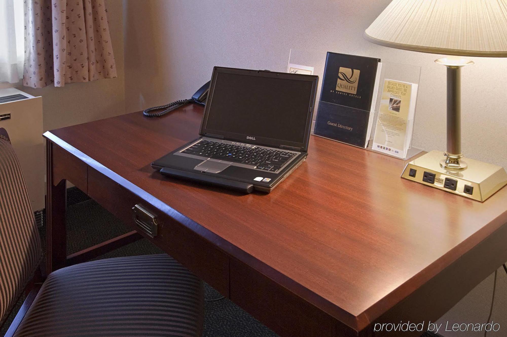 Courtyard By Marriott Regina Downtown Hotel Room photo